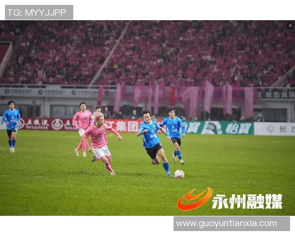 央视深入报道香港足球明星队展现拼搏精神与团结力量